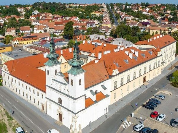 Nové střechy valtické nemocnice, která je součástí klášterního komplexu.