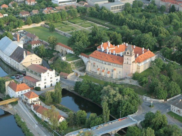 Letecký pohled na areál zámku Brandýs nad Labem