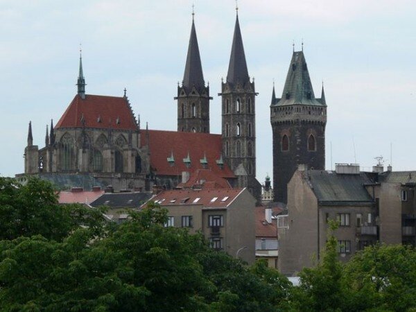Nové rozcestníky s piktogramy navádějí turisty v Kolíně k významným památkám města, například k chrámu sv. Bartoloměje.  