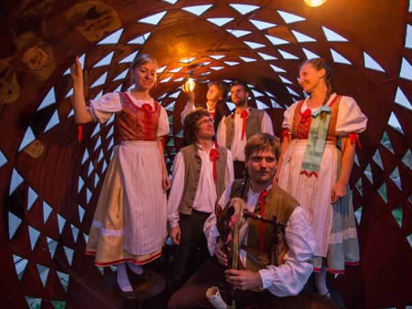 Členové souboru Lidová muzika z Chrástu