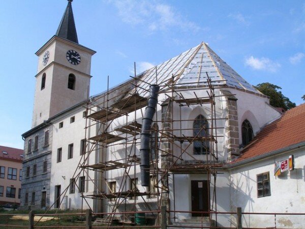 Bývalý kostel sv. Filipa a Jakuba byl na začátku 19. století přestavěn na byty. Nyní se v něm po rekonstrukci nachází multifunkční centrum města. 