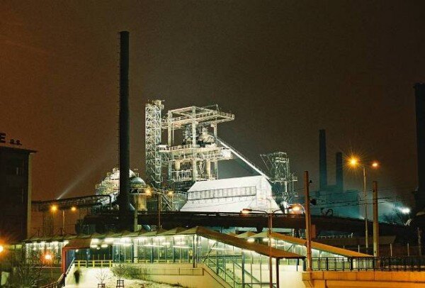 Osvětlený komplex Vysoké pece č. 1 působí ještě monumentálněji než ve dne.