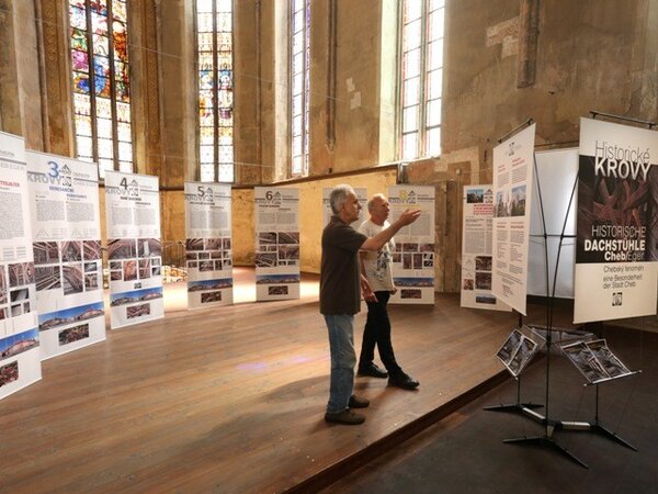 Výstava zahrnuje devět panelů a středový stojan, na nichž jsou zmapovány všechny typy chebských krovů.