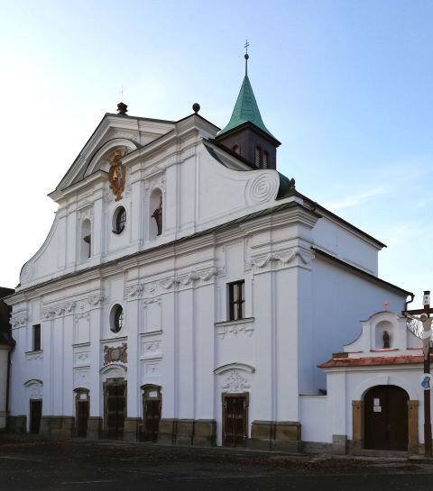 Nová fasáda průčelí kostela sv. Václava svítí do daleka.