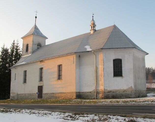 Klasicistní kostel Zjevení Páně v Ostružné