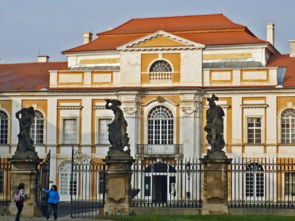 Původní výmalby, které se restaurují na zámku v Duchcově, pocházejí z období pozdního baroka a rokoka. 
