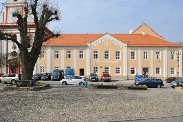 Rozlehlý památkově chráněný klášterní areál s kostelem Narození Panny Marie se nachází na náměstí Mikuláše z Husi.