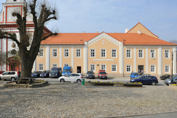 Rozlehlý památkově chráněný klášterní areál s kostelem Narození Panny Marie se nachází na náměstí Mikuláše z Husi.