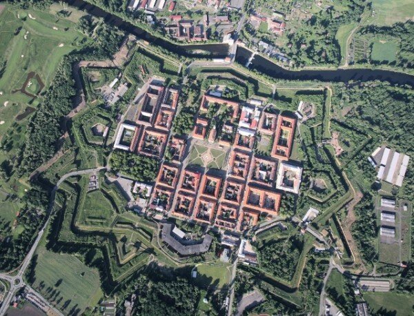 Jeden ze seminářů spolku Omnium bude zaměřen na opevnění na území České republiky. Na leteckém ilustračním snímku je pevnostní město Terezín. 