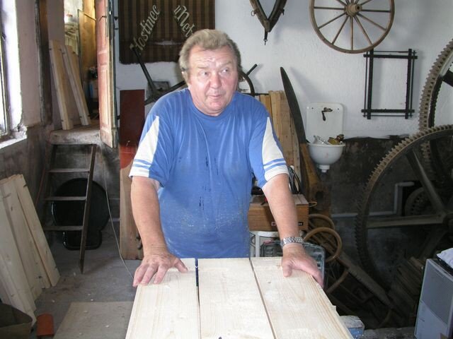 Jaroslav Kos žije v domě, kde bývala soukenická valcha.