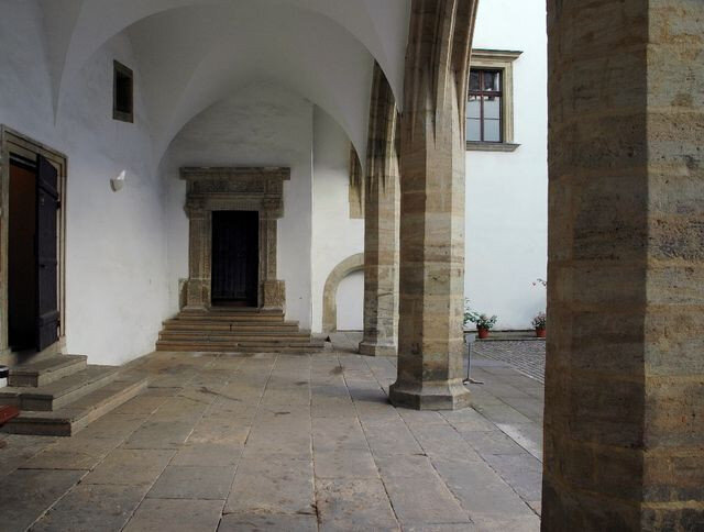 Pozdější schodiště za raně renesančním portálem na zámku v Pardubicích