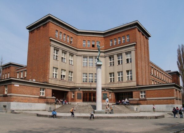 Oprava budovy gymnázia, vystavěné podle projektu významného architekta českého kubismu a funkcionalismu Josefa Gočára, by měla stát asi 100 milionů korun.