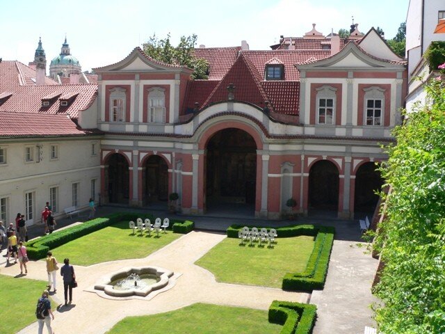 Účastníci kurzu památkové péče navštívili také zahradu Ledebourského paláce pod Pražským hradem.