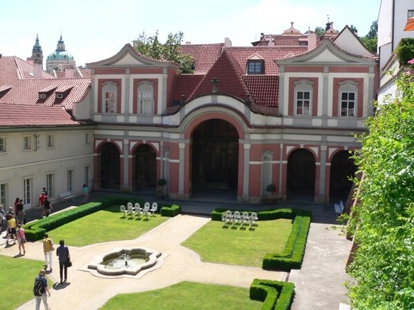 Účastníci kurzu památkové péče navštívili také zahradu Ledebourského paláce pod Pražským hradem.