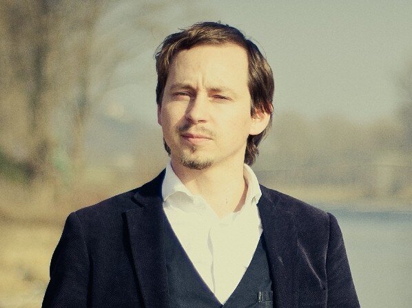 Jedním z lektorů on-line kurzu Kultura a média: zaručené recepty pro vaše PR je Mario Kubaš, bývalý reportér zpravodajství České televize.