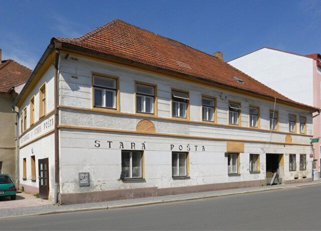 Bývalý hostinec Stará pošta v ulici Příkopy je prvně zachycen na nejstarším plánu města z roku 1777.