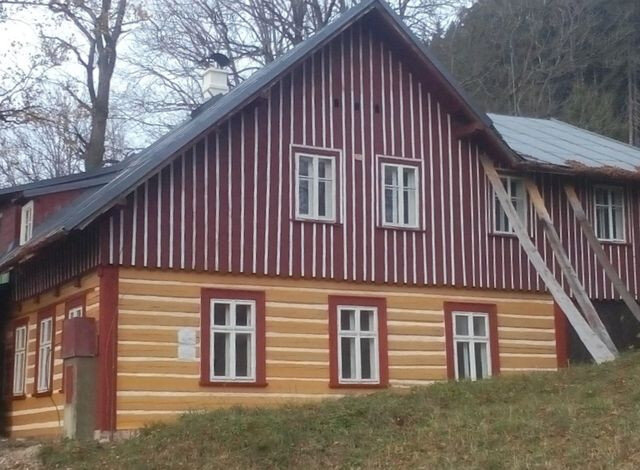 Horskou chalupu Kunzárnu obnovují dobrovolníci ze spolku SEM Přátelé Herlíkovic několik let. Nyní se dočkala také výměny části roubení.