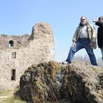 Tomáš Durdík s Jaroslavem Pleslem při natáčení pořadu Štíty království českého u hradní zříceniny Přimda. | © David Kumermann