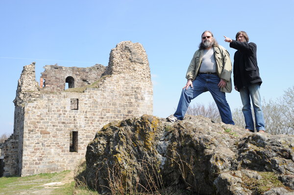 Tomáš Durdík s Jaroslavem Pleslem při natáčení pořadu Štíty království českého u hradní zříceniny Přimda. | © David Kumermann